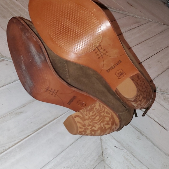 Uppercase (Sylvia) Size 7 Olive Green Suede - Picture 10 of 11
